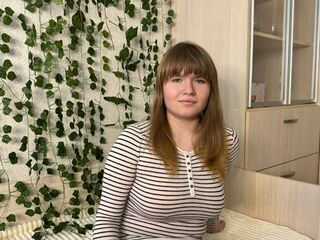 camgirl playing with vibrator DianaBishop