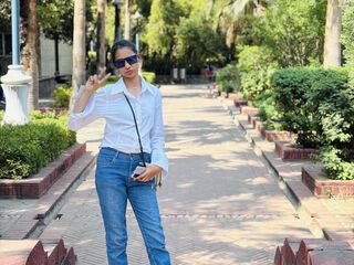 masturbating webcamgirl AmairaSingh