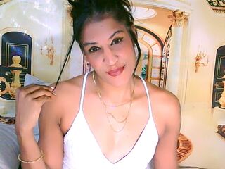 camwhore fingering shaved pussy AzzyGreene