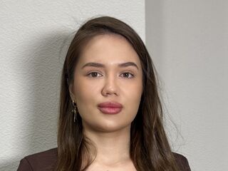 naked cam girl fingering pussy CammieLosecco