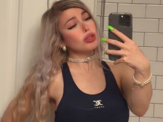 free nude live show LauraTate