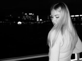 cam girl showing tits MariBrandel
