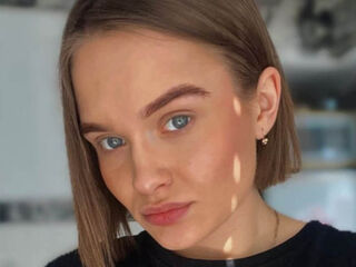 chat room live cam MyriamQuinnan