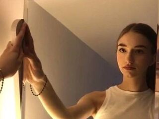 camgirl playing with dildo PansyGandara