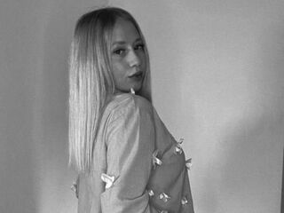 naughty camgirl fingering shaved pussy RicardaBlechman