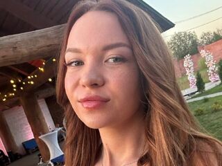 naked cam girl masturbating with vibrator SadeBergum